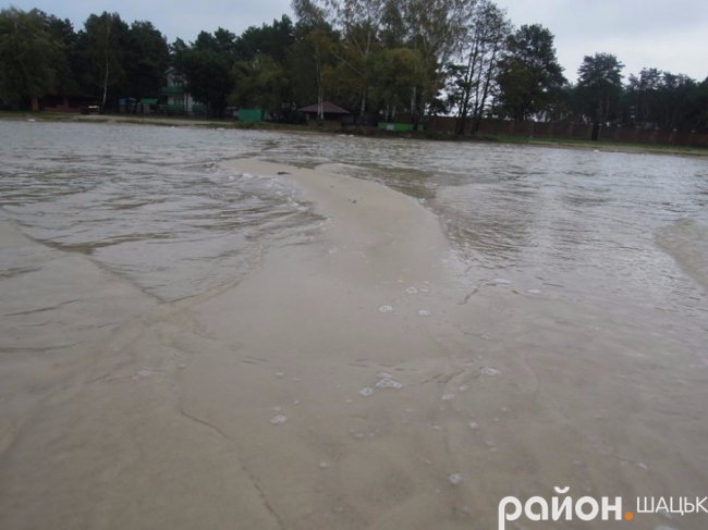 Самотній і чудернацький: оприлюднили фото осіннього Світязю