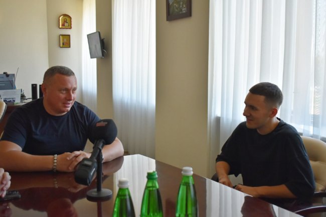 Творчістю збирає кошти для ЗСУ: співаку з Волині Ярославу Карпуку вручили відзнаку