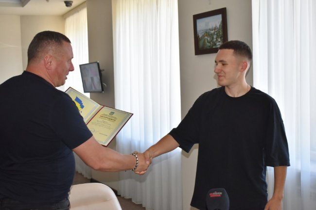 Творчістю збирає кошти для ЗСУ: співаку з Волині Ярославу Карпуку вручили відзнаку