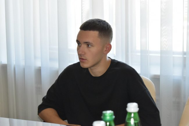 Творчістю збирає кошти для ЗСУ: співаку з Волині Ярославу Карпуку вручили відзнаку