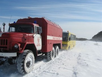 Волинські рятувальники витягли зі снігу 8 автобусів. ФОТО