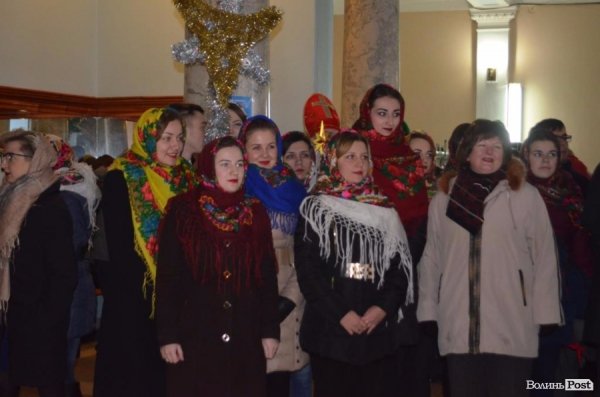 Луцькі студенти відкрили Різдвяний вертеп