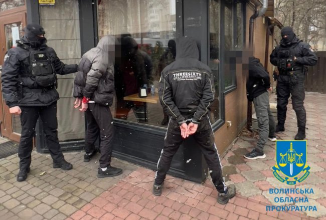 Четверо волинян «вибивали» з військового 3000 доларів  надуманого боргу