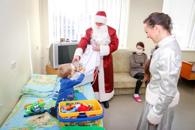 Клiєнти ПриватБанку влаштували свято для маленьких пацiєнтiв лікарень*