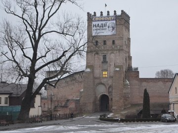 Замок Любарта завісили банером Савченко. ФОТО