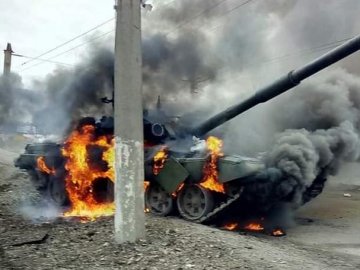 Росіяни відступають та вивозять награбоване на вкрадених цивільних автівках