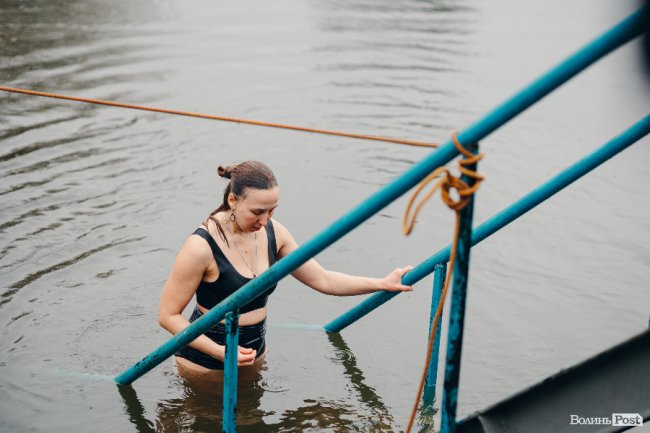 Водохреще у Луцьку: освячення води в річці Стир та занурення лучан. ФОТОРЕПОРТАЖ