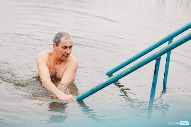 Водохреще у Луцьку: освячення води в річці Стир та занурення лучан. ФОТОРЕПОРТАЖ