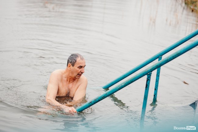 Водохреще у Луцьку: освячення води в річці Стир та занурення лучан. ФОТОРЕПОРТАЖ