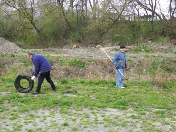 Як лучани прибирають місто до Великодня. ФОТО