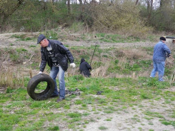 Як лучани прибирають місто до Великодня. ФОТО