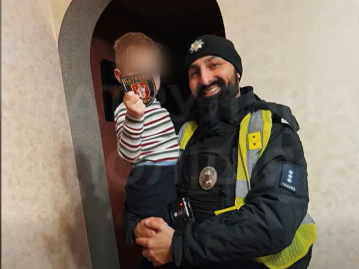 У Луцьку патрульні пояснили трирічному хлопчику, який зачинився в кімнаті, як відчинити замок 