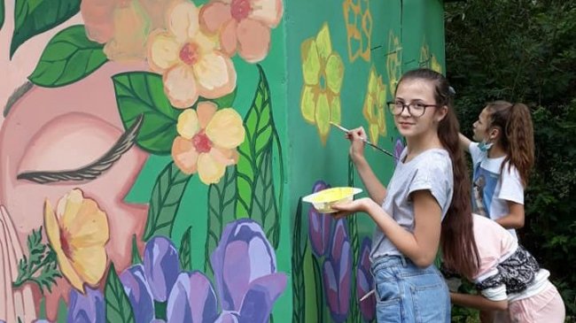 У Луцьку на центральному пляжі оригінально розмалювали будиночок моржів