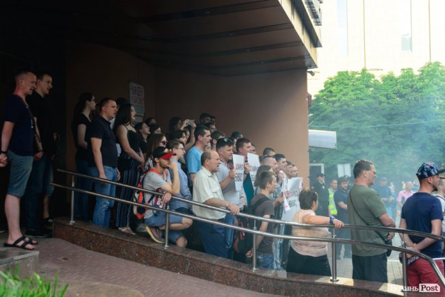 «Безкарність вбиває»: лучани влаштували мітинг біля управління поліції через смерть 5-річного хлопчика