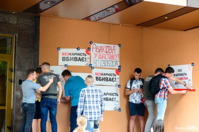 «Безкарність вбиває»: лучани влаштували мітинг біля управління поліції через смерть 5-річного хлопчика