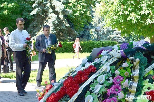 У Луцьку поклали квіти до могили Героя Майдану. ФОТО