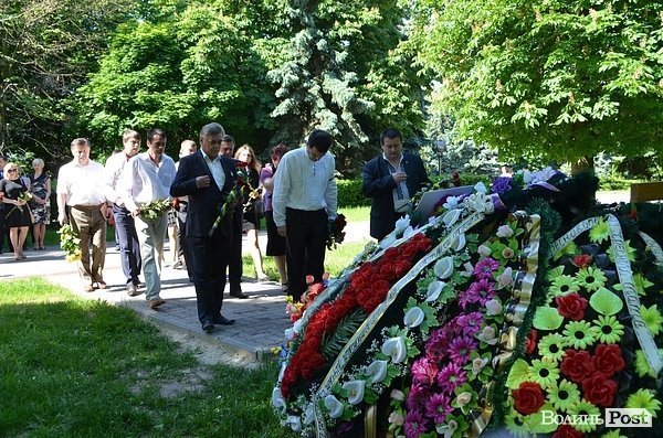 У Луцьку поклали квіти до могили Героя Майдану. ФОТО