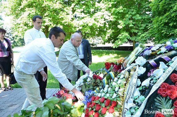 У Луцьку поклали квіти до могили Героя Майдану. ФОТО