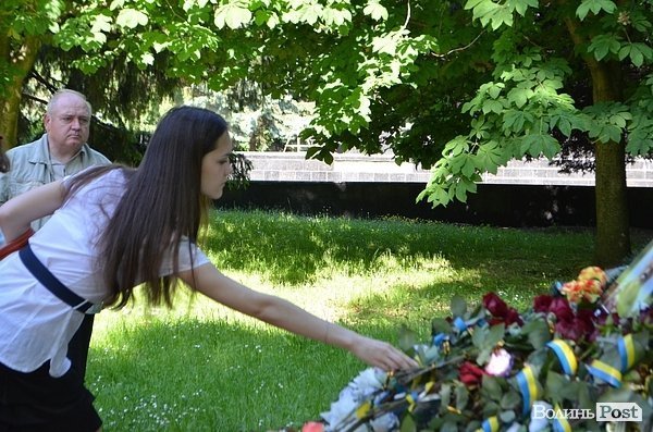 У Луцьку поклали квіти до могили Героя Майдану. ФОТО