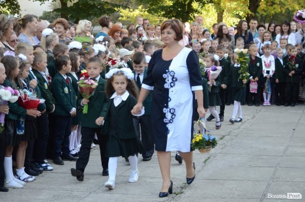Перший дзвоник у луцьких школах. ФОТОРЕПОРТАЖ