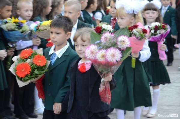 Перший дзвоник у луцьких школах. ФОТОРЕПОРТАЖ