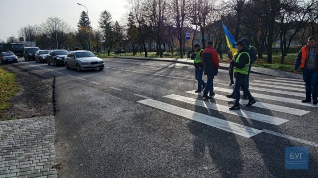 У місті на Волині перевізники влаштували мітинг і частково блокують рух транспорту. ФОТО