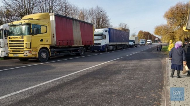 У місті на Волині перевізники влаштували мітинг і частково блокують рух транспорту. ФОТО
