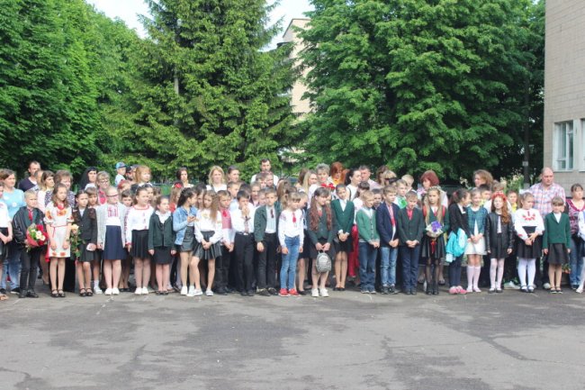 Щасливі посмішки і теплі спогади: у луцькій ЗОШ №11 пролунав останній дзвінок. ФОТО