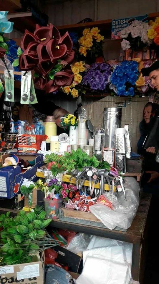 Сурогат серед квітів: у Луцьку викрили продавчиню-порушницю