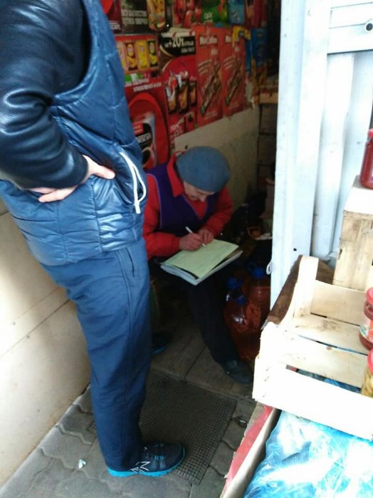 У Луцьку муніципали вилучили майже 70 літрів сурогату. ФОТО