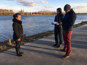 Дівчина з Волині записала відеозвернення Зеленському і Порошенку