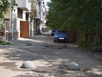 У дворах Луцька хочуть прибрати обмежувачі руху