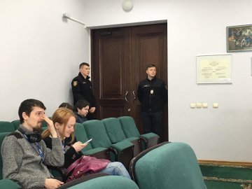 Депутати питають, чи законно муніципали «сторожать» сесійну залу  