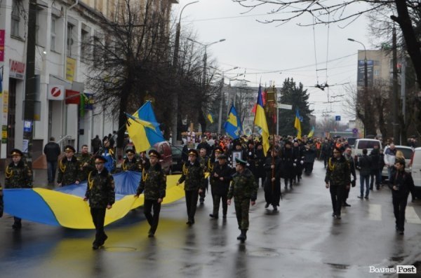 «Герої не вмирають!», – у Луцьку провели в останню путь майданівця. ФОТО. ВІДЕО