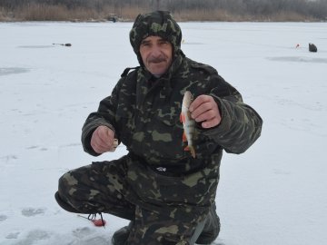 У Луцьку на Стиру почався сезон зимової риболовлі. ФОТО