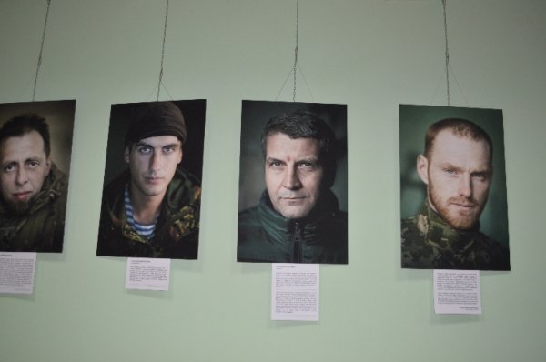 У Ковель привезли виставку портретів бійців