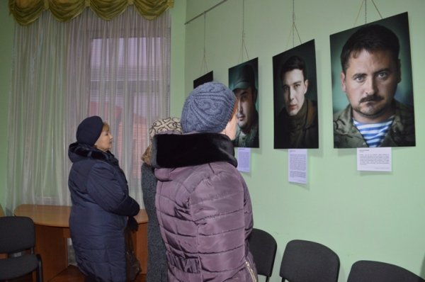 У Ковель привезли виставку портретів бійців