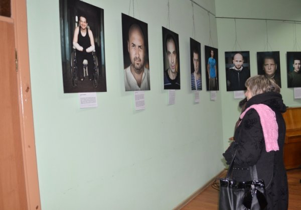 У Ковель привезли виставку портретів бійців