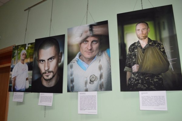 У Ковель привезли виставку портретів бійців