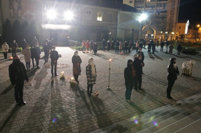 Як у Свято-Троїцькому соборі вночі освячували паски. ФОТО