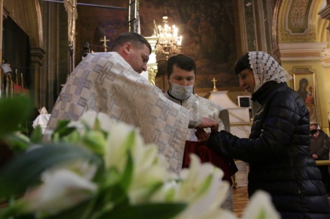 Як у Свято-Троїцькому соборі вночі освячували паски. ФОТО