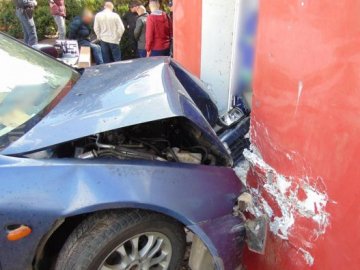 Врізався у будинок і почав стріляти: Чернівці наполохав нетверезий водій