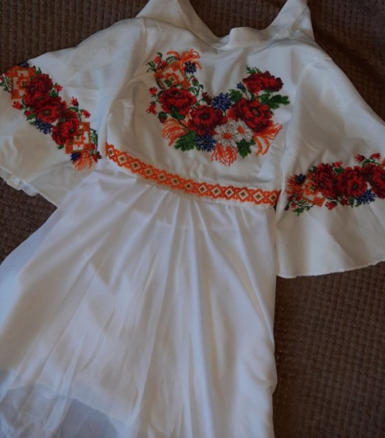 Скатертини, рушники, доріжки, серветки: майстриня з Волині примножує красу української вишивки