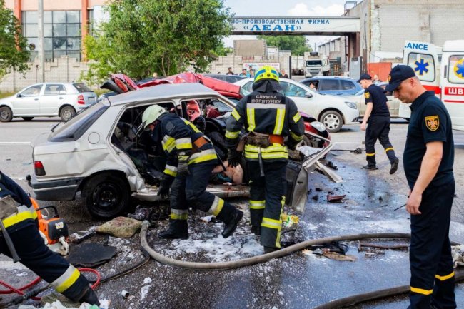 Жахлива аварія у Дніпрі: загинула сім'я з дитиною. ФОТО