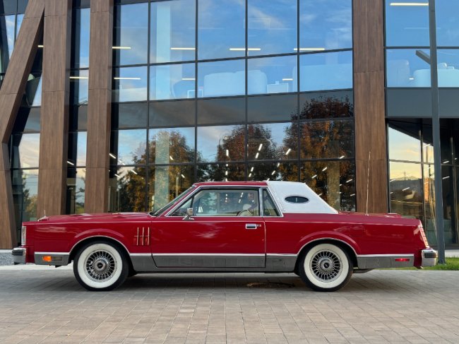 У Луцьку продають унікальний раритетний Lincoln Continental за майже 100 тисяч доларів