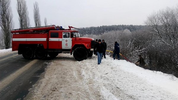 З’явилося відео, як на Волині з кюветів дістають машини