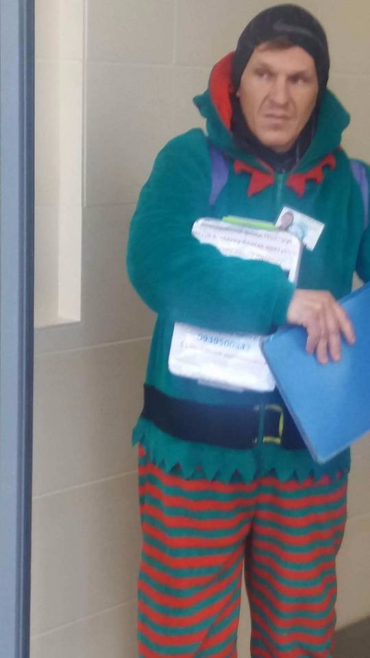 У Луцьку біля торгового центру затримали псевдоволонтера. ФОТО