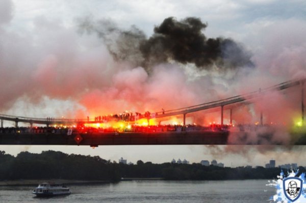 Як ультрас «підпалили» міст у Києві. ФОТО