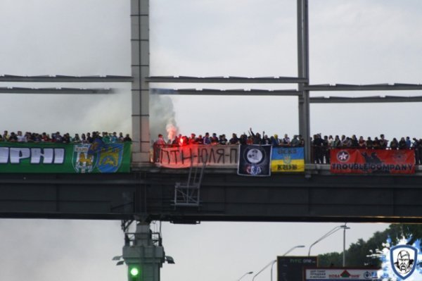 Як ультрас «підпалили» міст у Києві. ФОТО