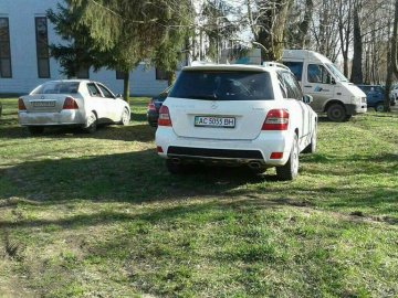 Десятки автохамів перетворили луцький парк на стоянку